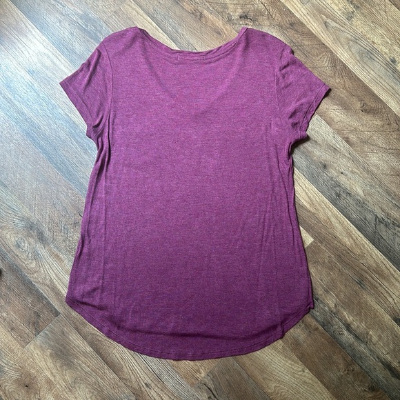 Femme V-Neck Pocket Tee- Large- Wine/Berry - Picture 4 of 4